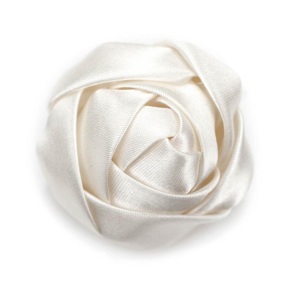 Atłasowa broszka róża ecru 5 cm z zapięciem